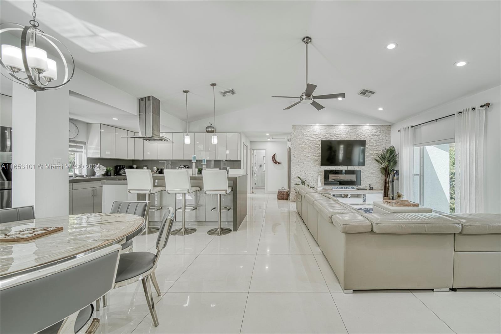 401 Calle Limon