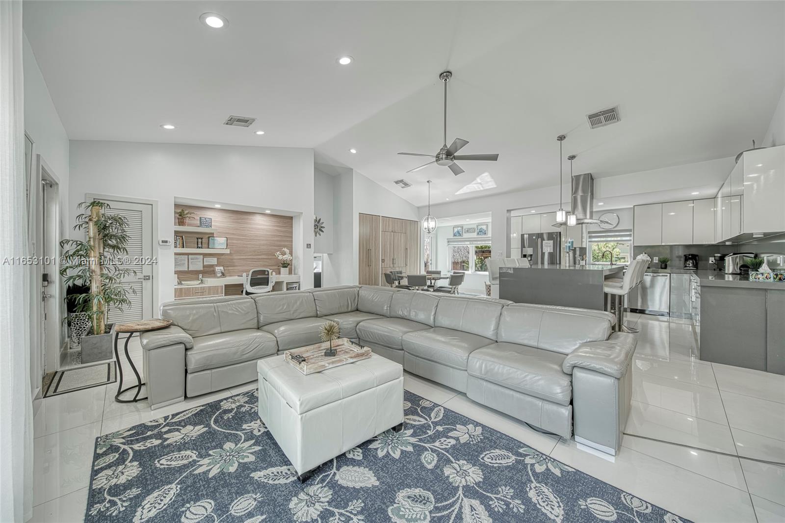 401 Calle Limon