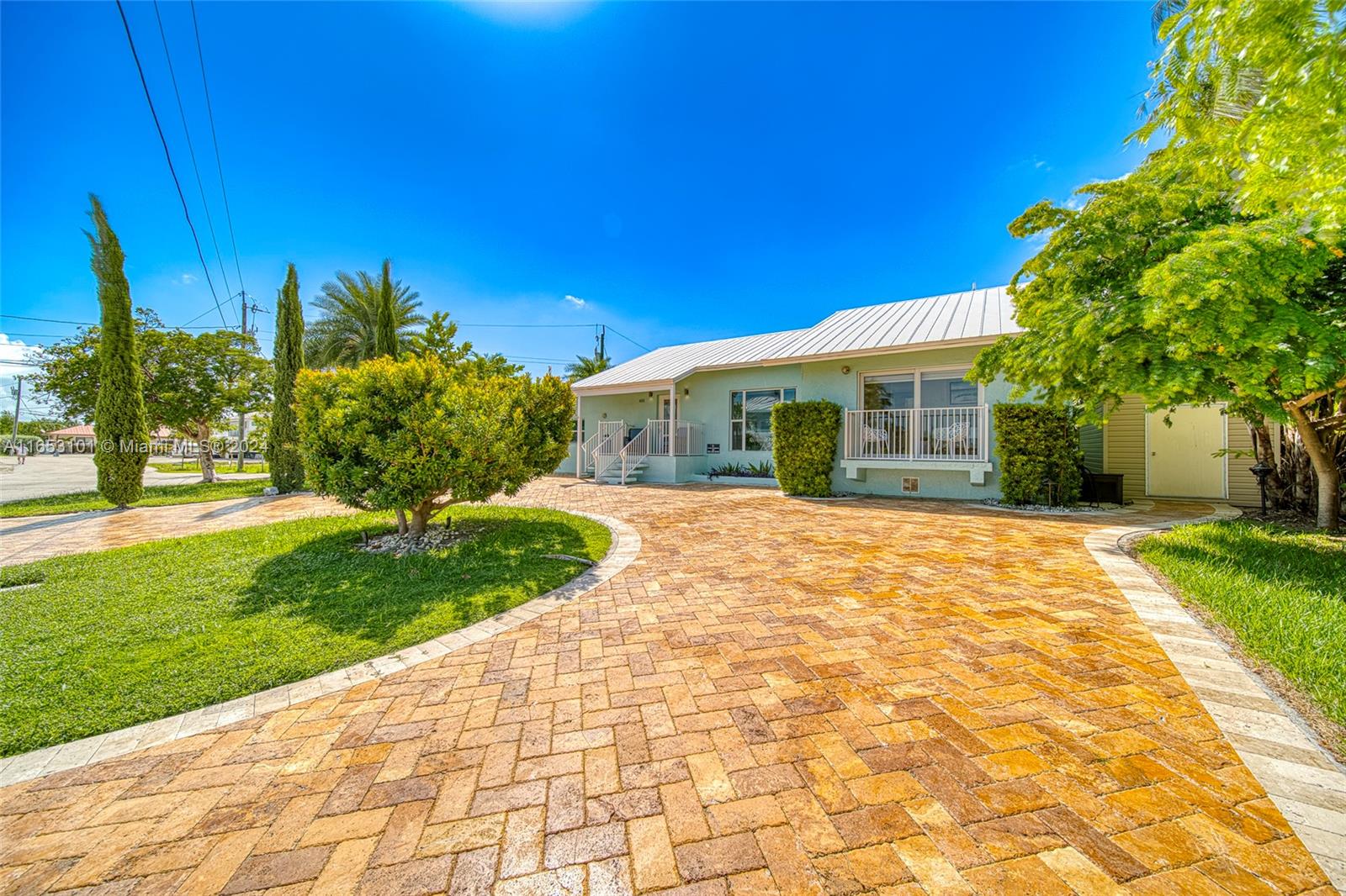 401 Calle Limon