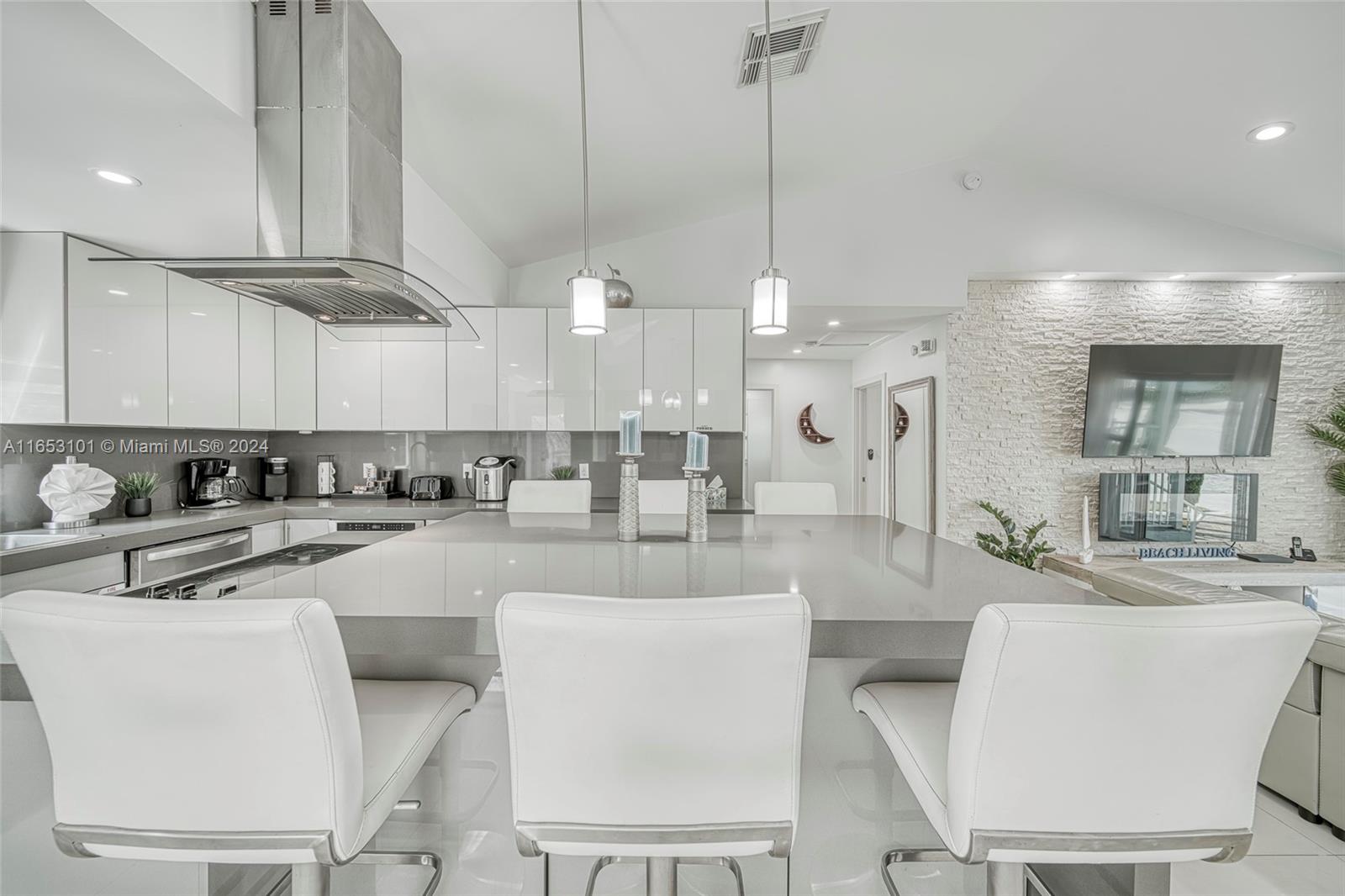 401 Calle Limon