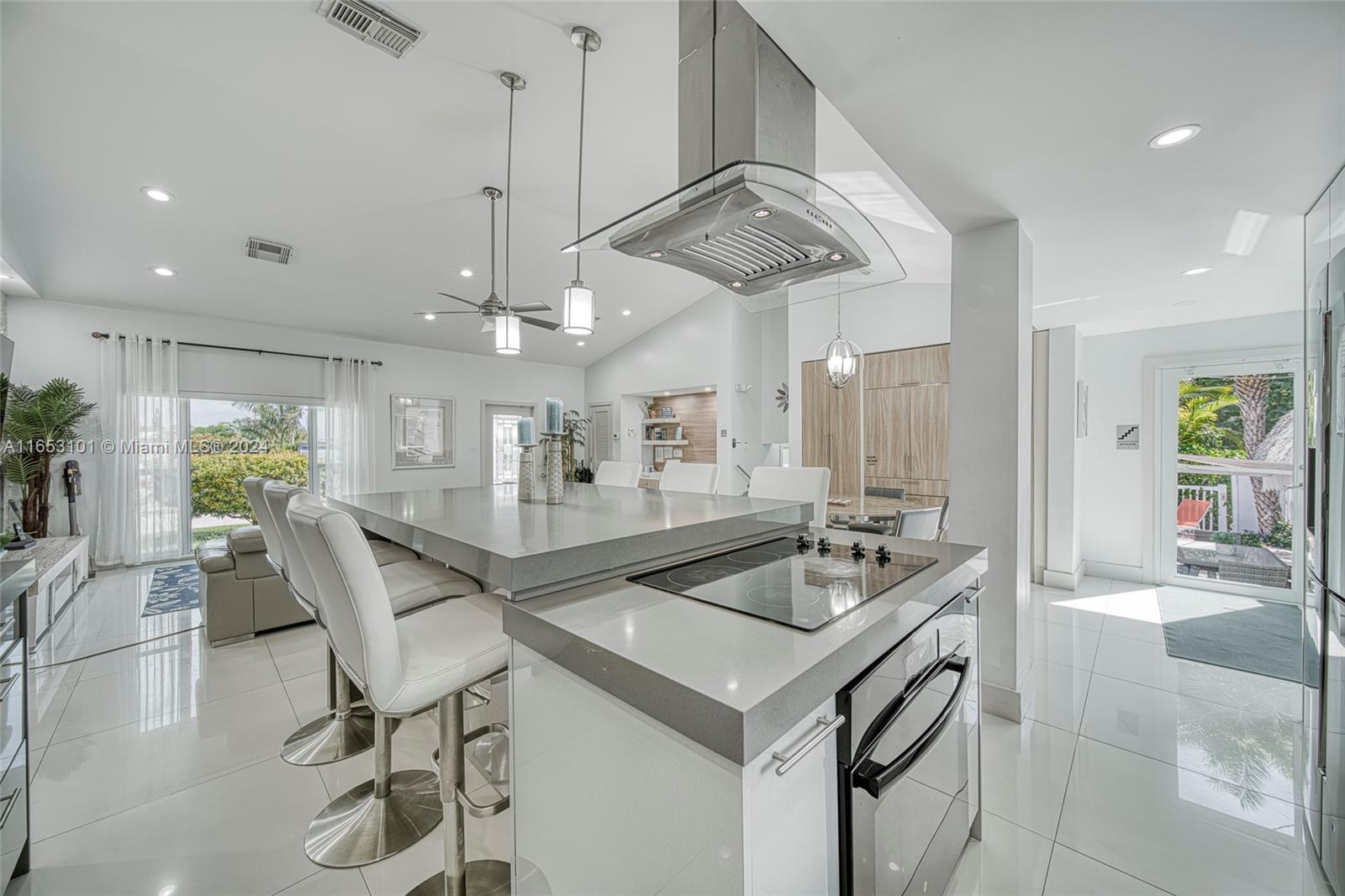 401 Calle Limon