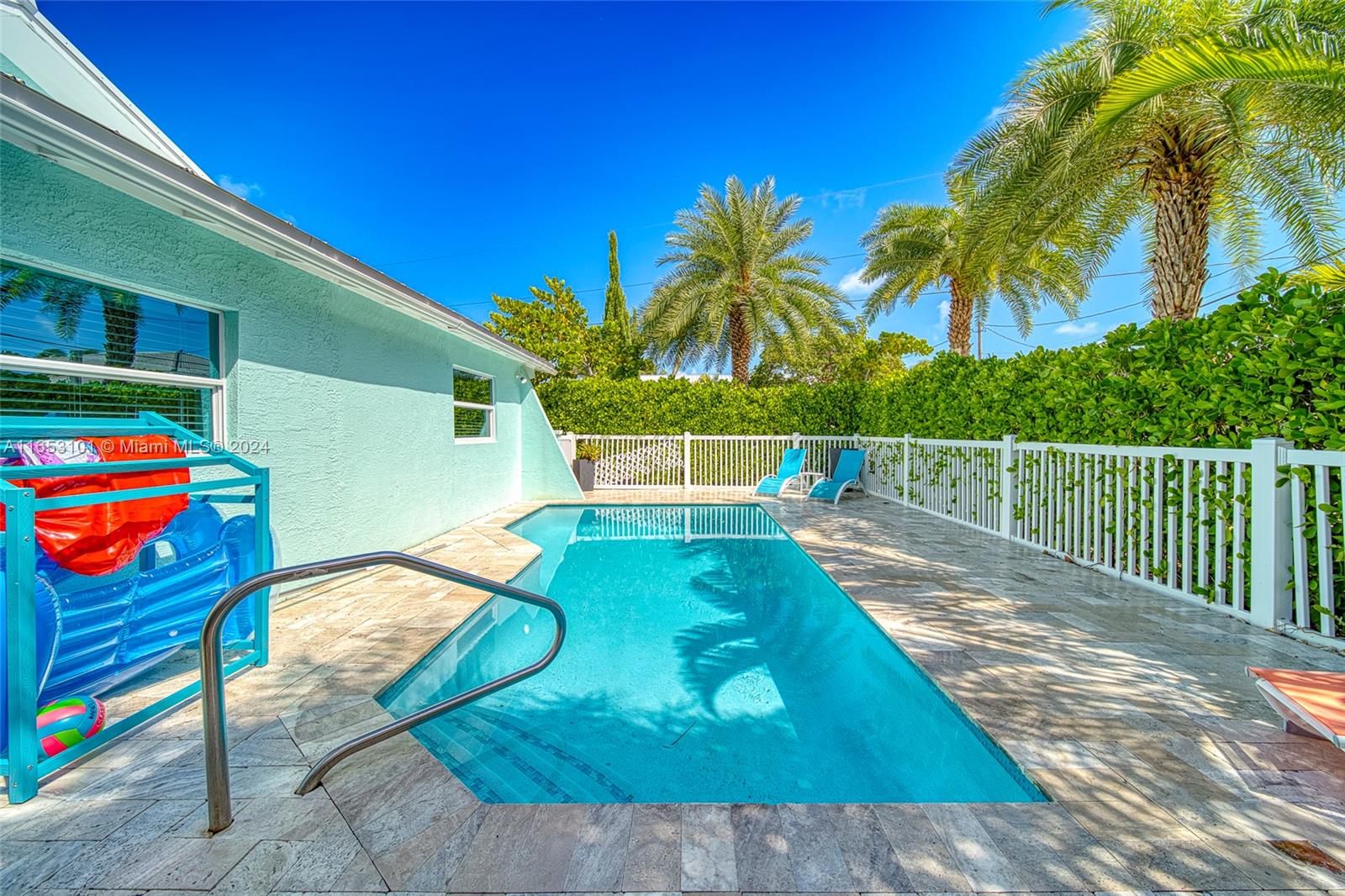 401 Calle Limon