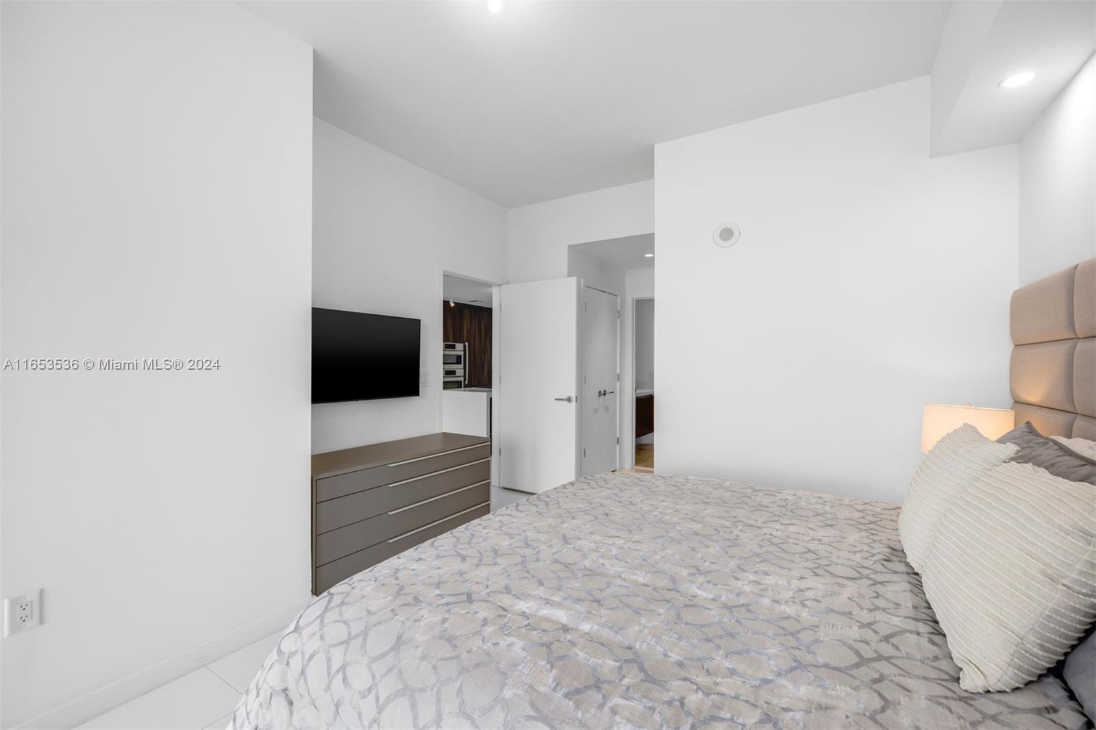 851 NE 1st Ave # 1008