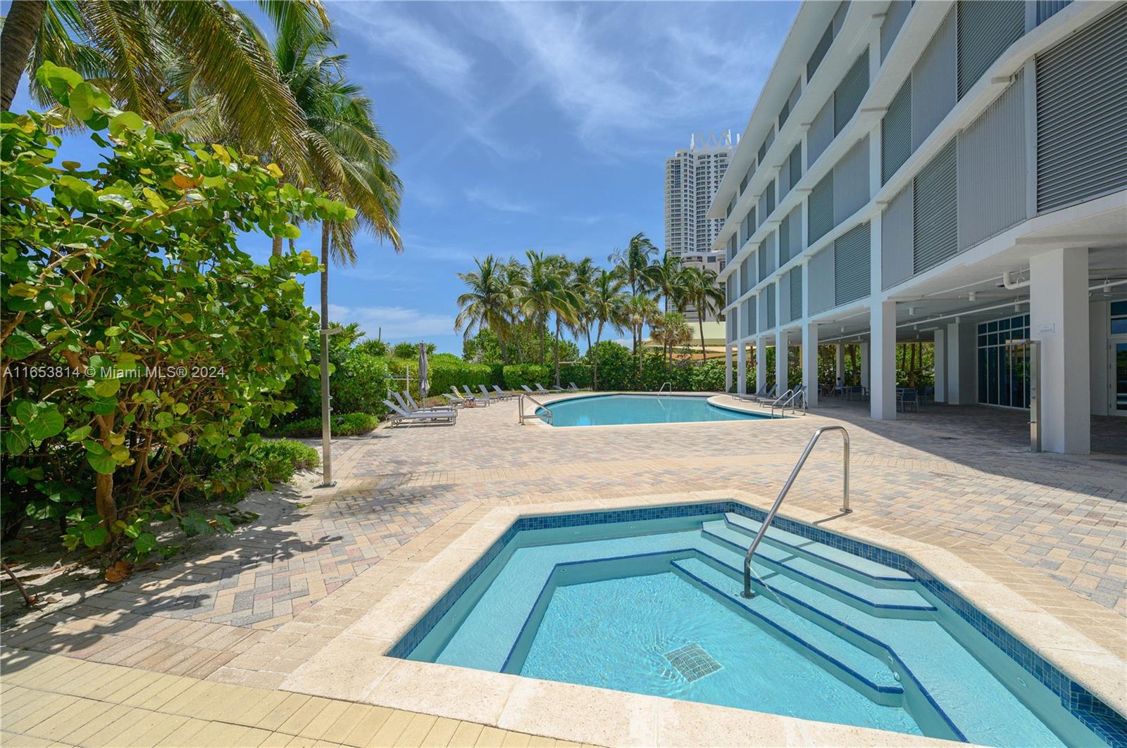 6515 Collins Ave # 601