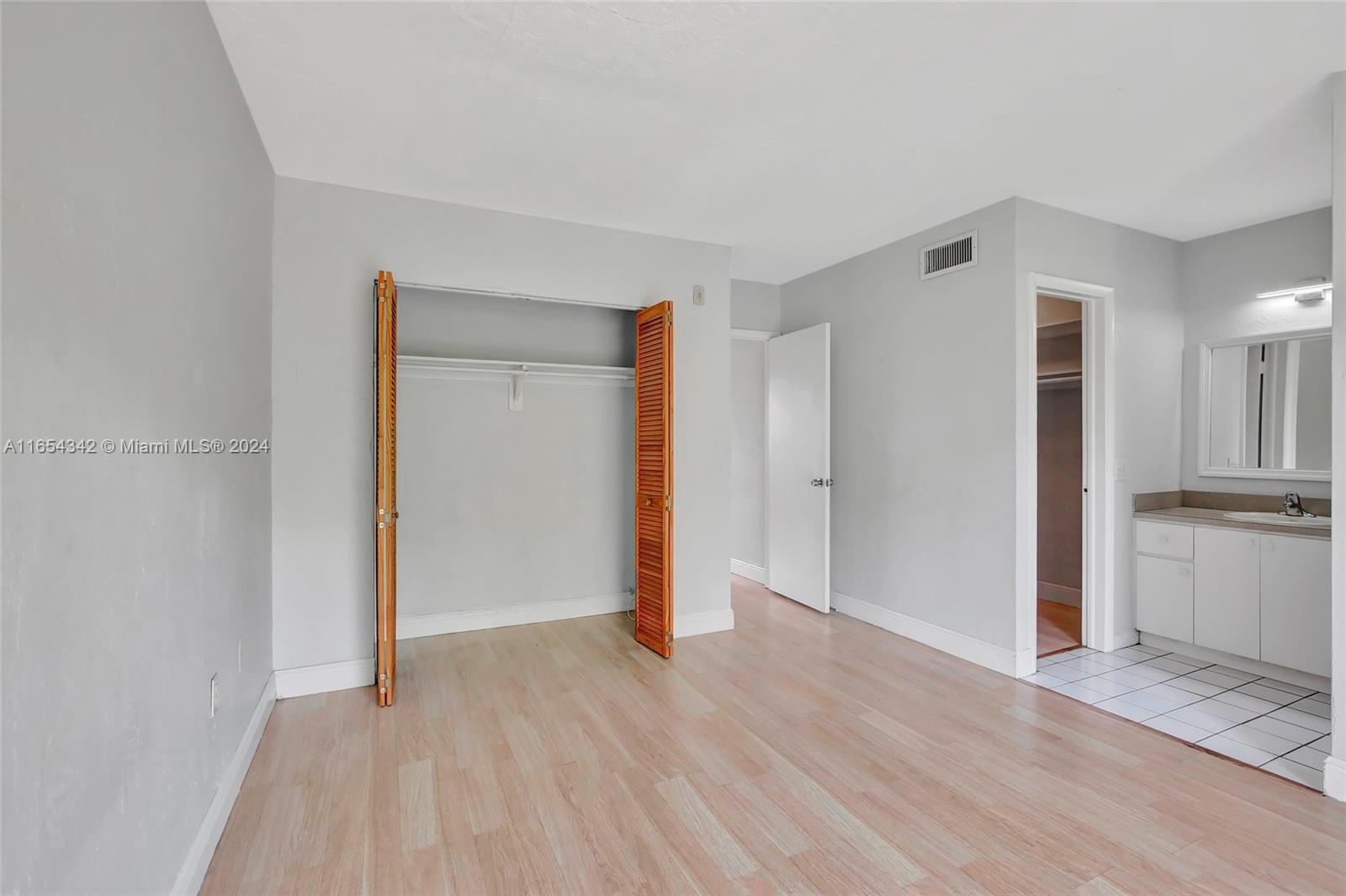 1860 Venice Park Dr # 204