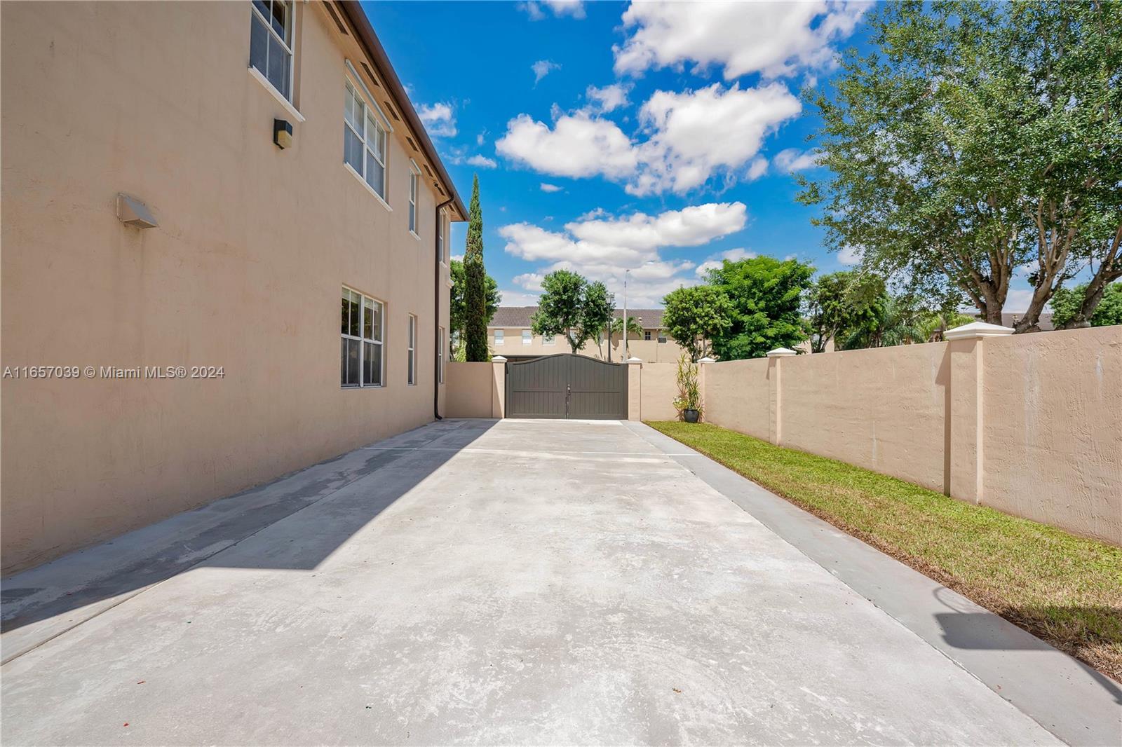 15300 SW 10th St