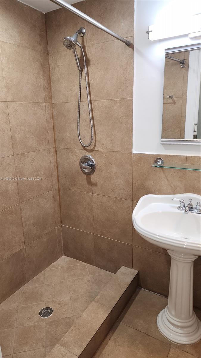 1053 Michigan Ave # 6