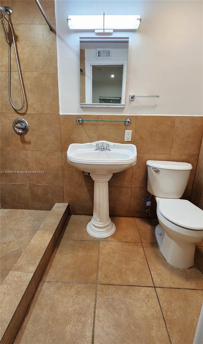 1053 Michigan Ave # 6