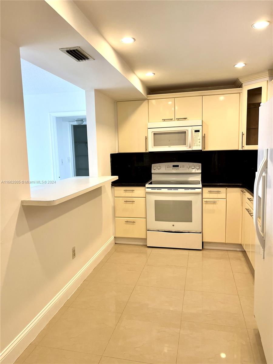 20860 San Simeon Way # 6 Unit: 301-6