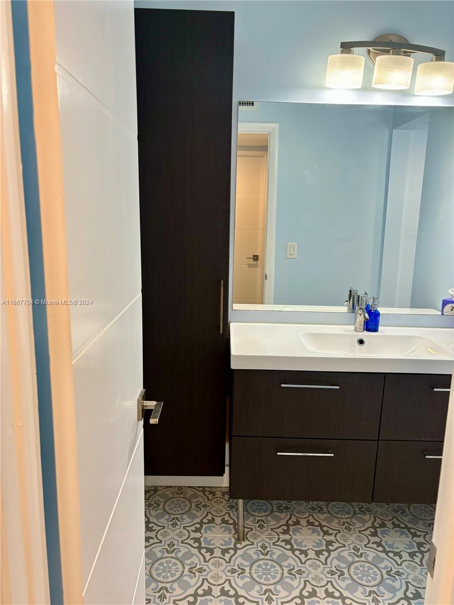 325 Ocean Dr # 303