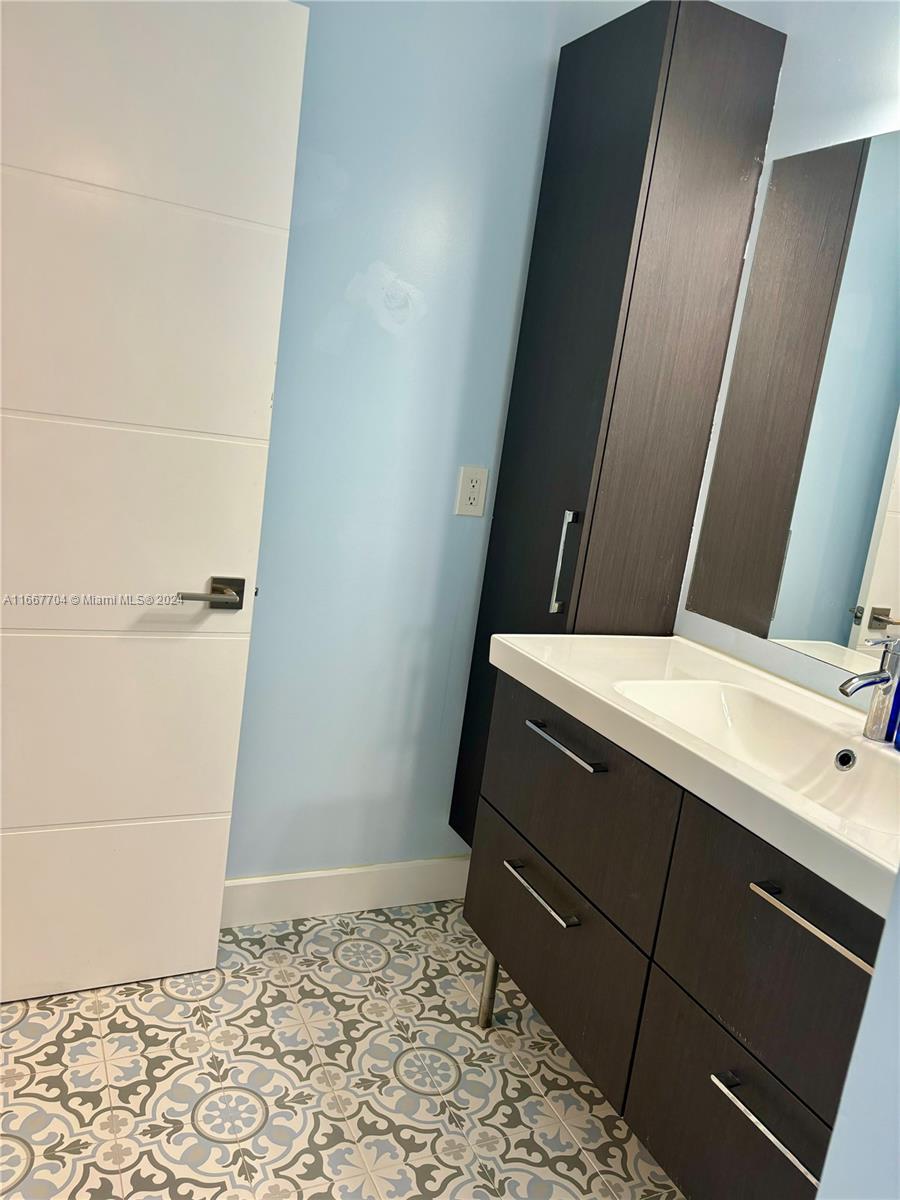 325 Ocean Dr # 303
