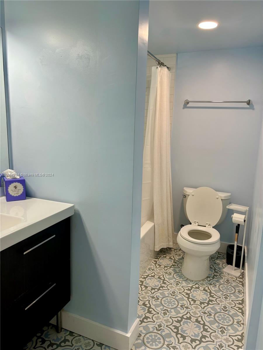 325 Ocean Dr # 303