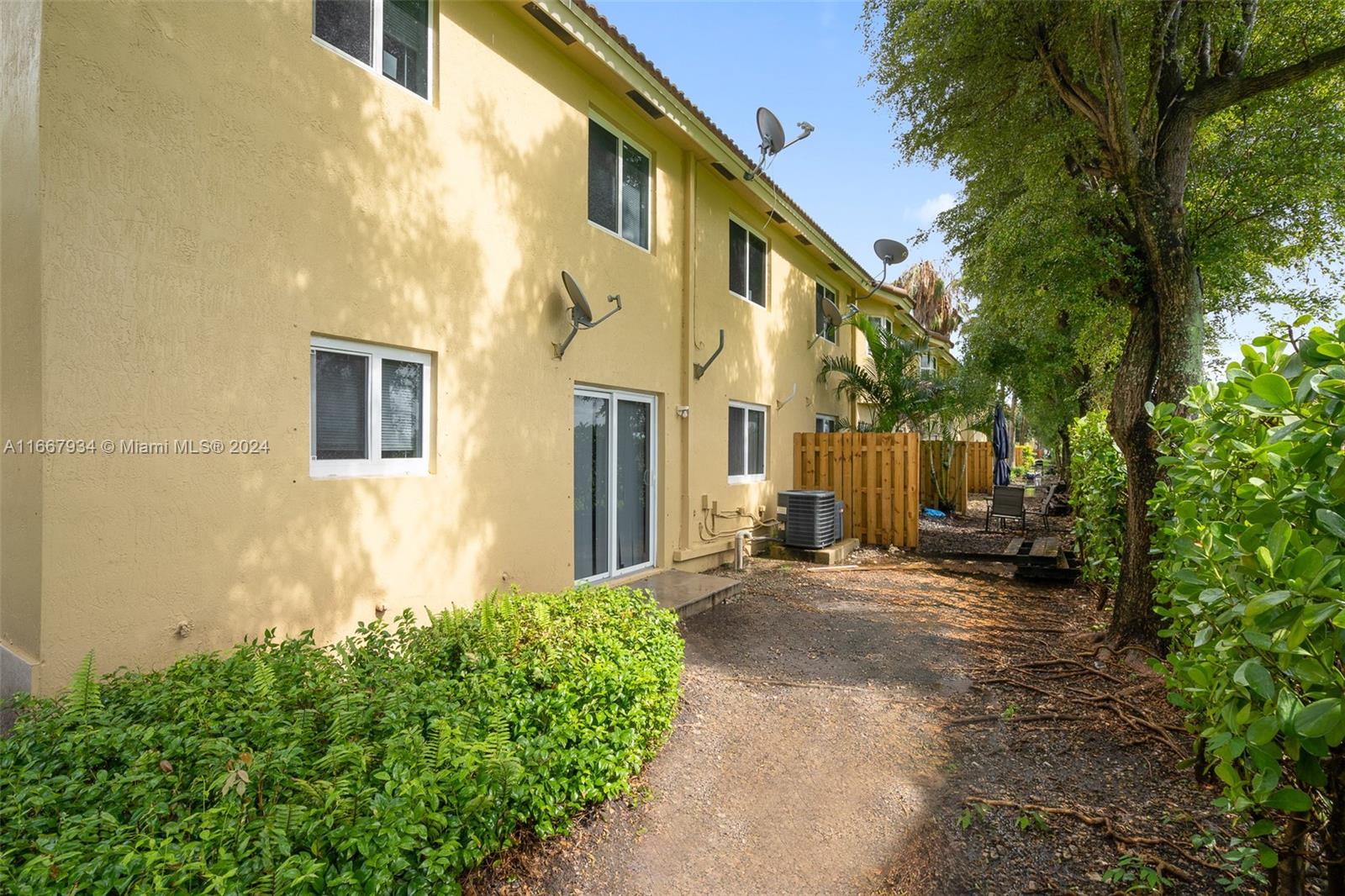 980 NE 33rd Ter # 104