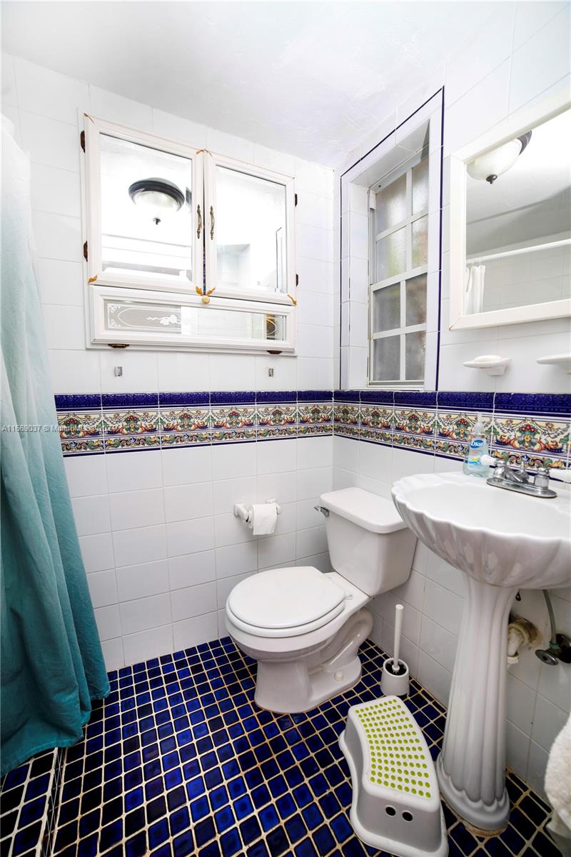 2325 SW 17th St Unit: -