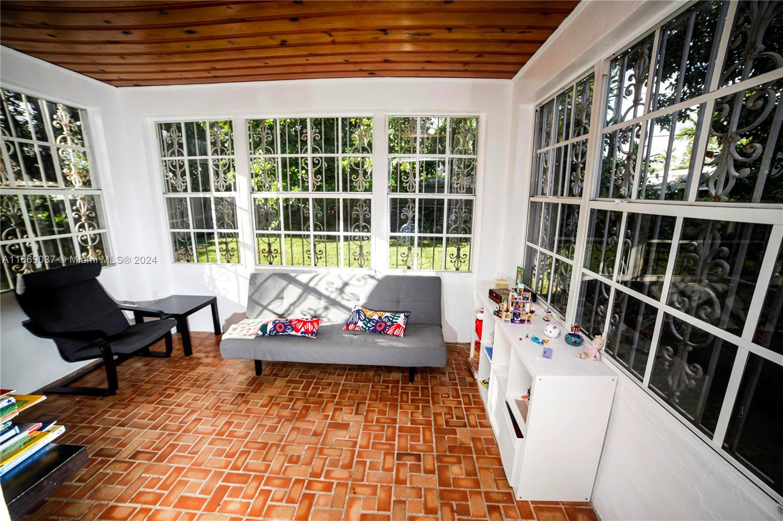 2325 SW 17th St Unit: -