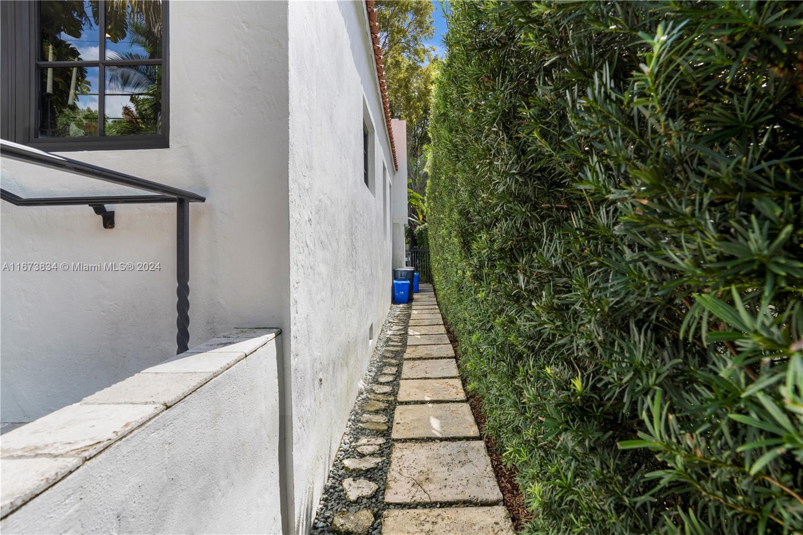 435 Alcazar Ave