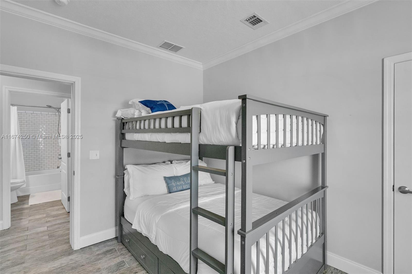 121 Venetian Dr