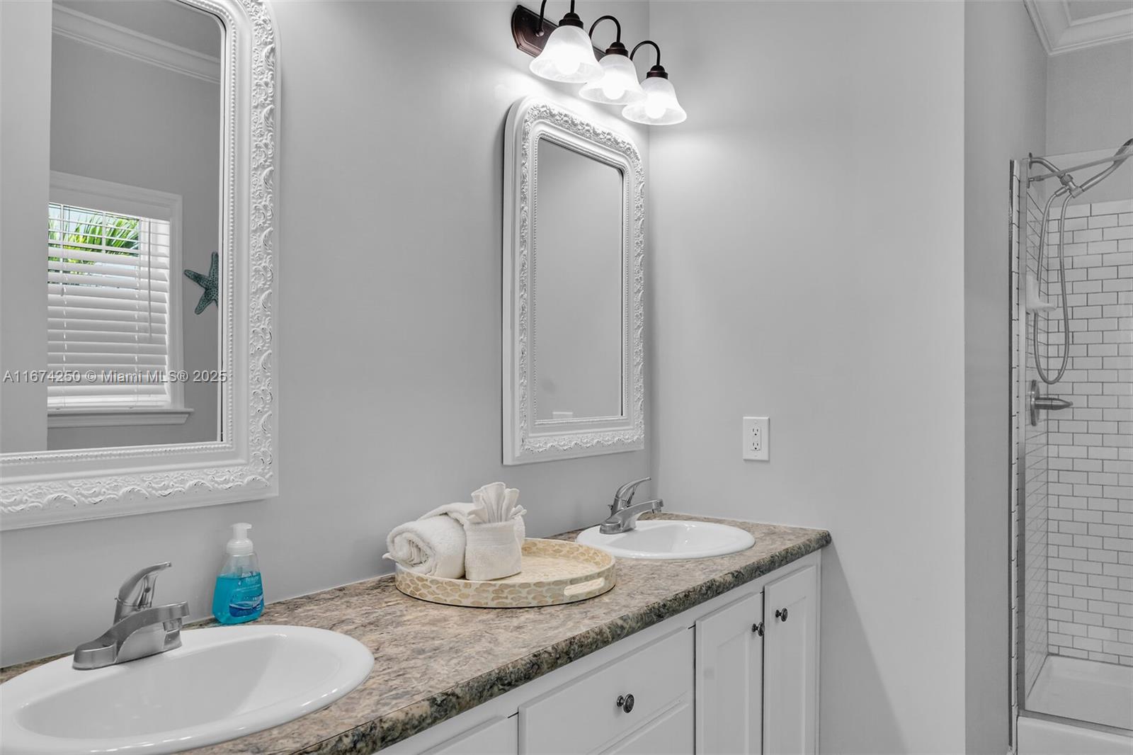 121 Venetian Dr