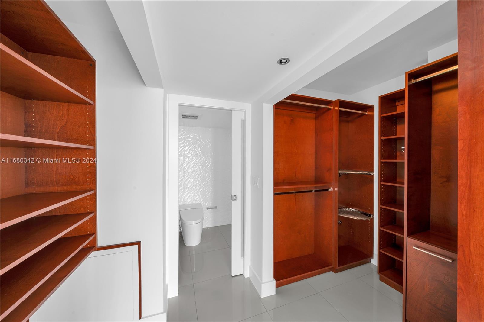 7601 E Treasure Dr # 2223