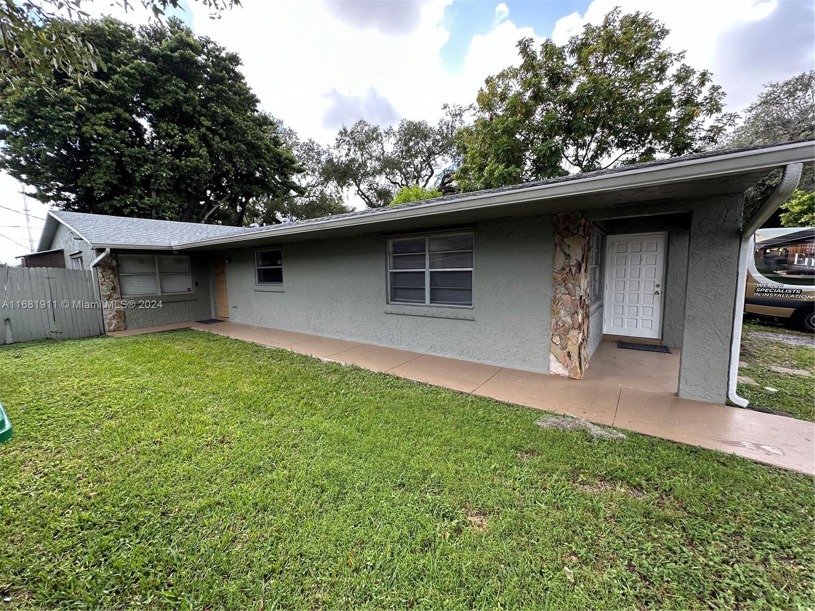 6040 SW 35th St Unit: front