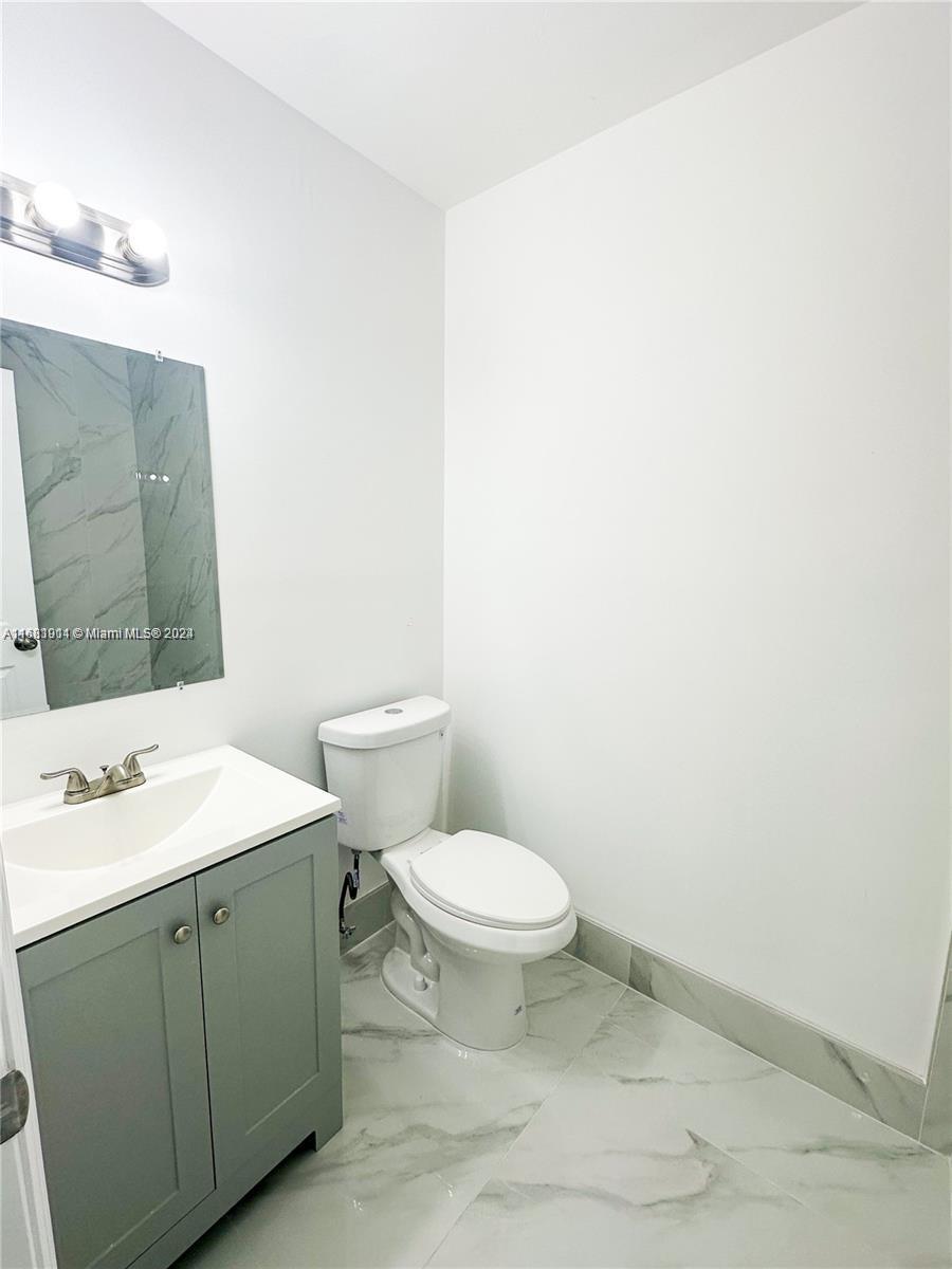 6040 SW 35th St Unit: front