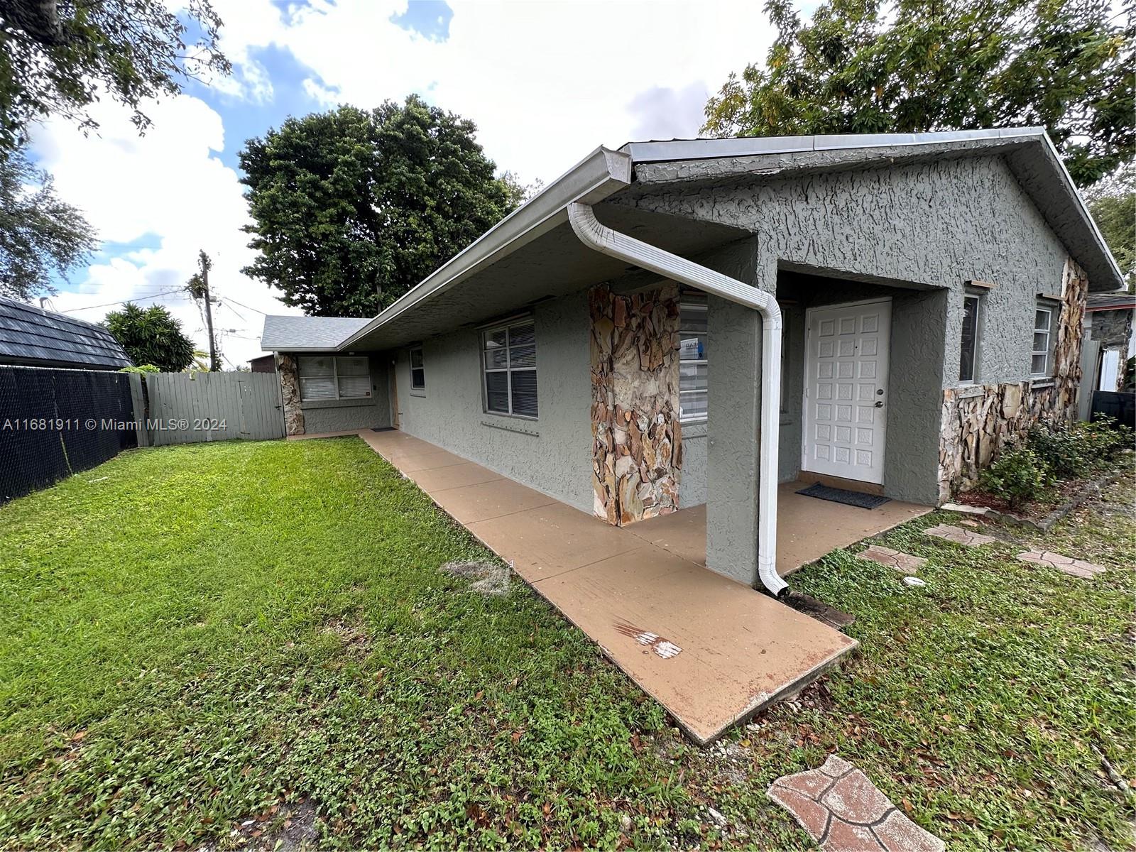 6040 SW 35th St Unit: front