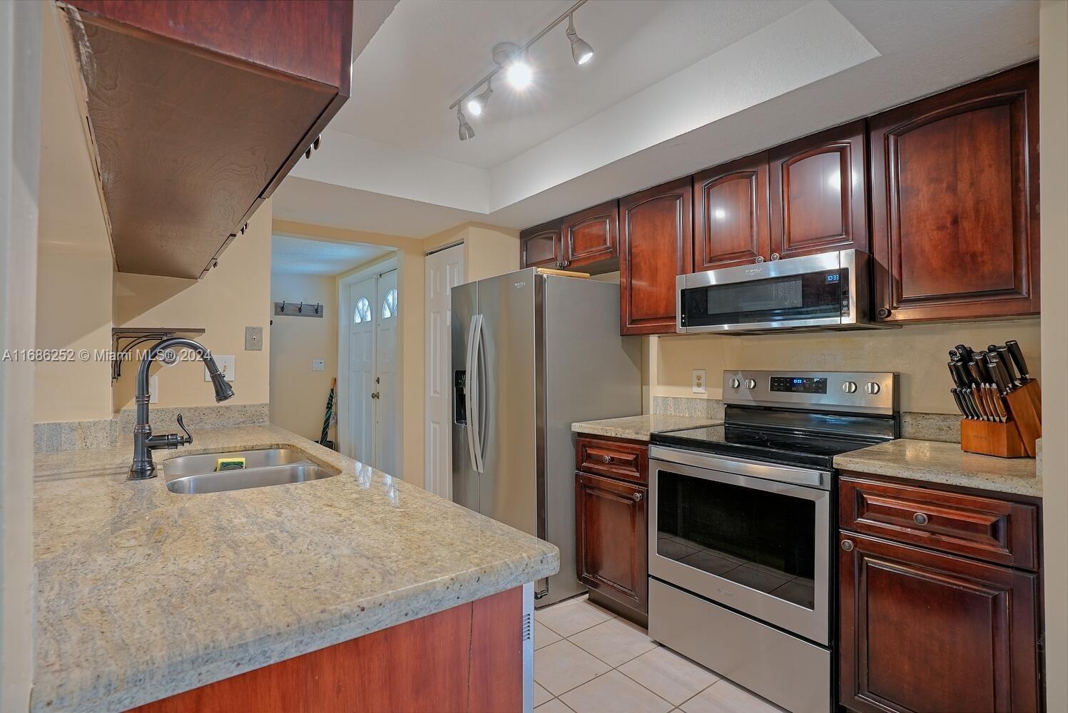 1441 Loon Ct