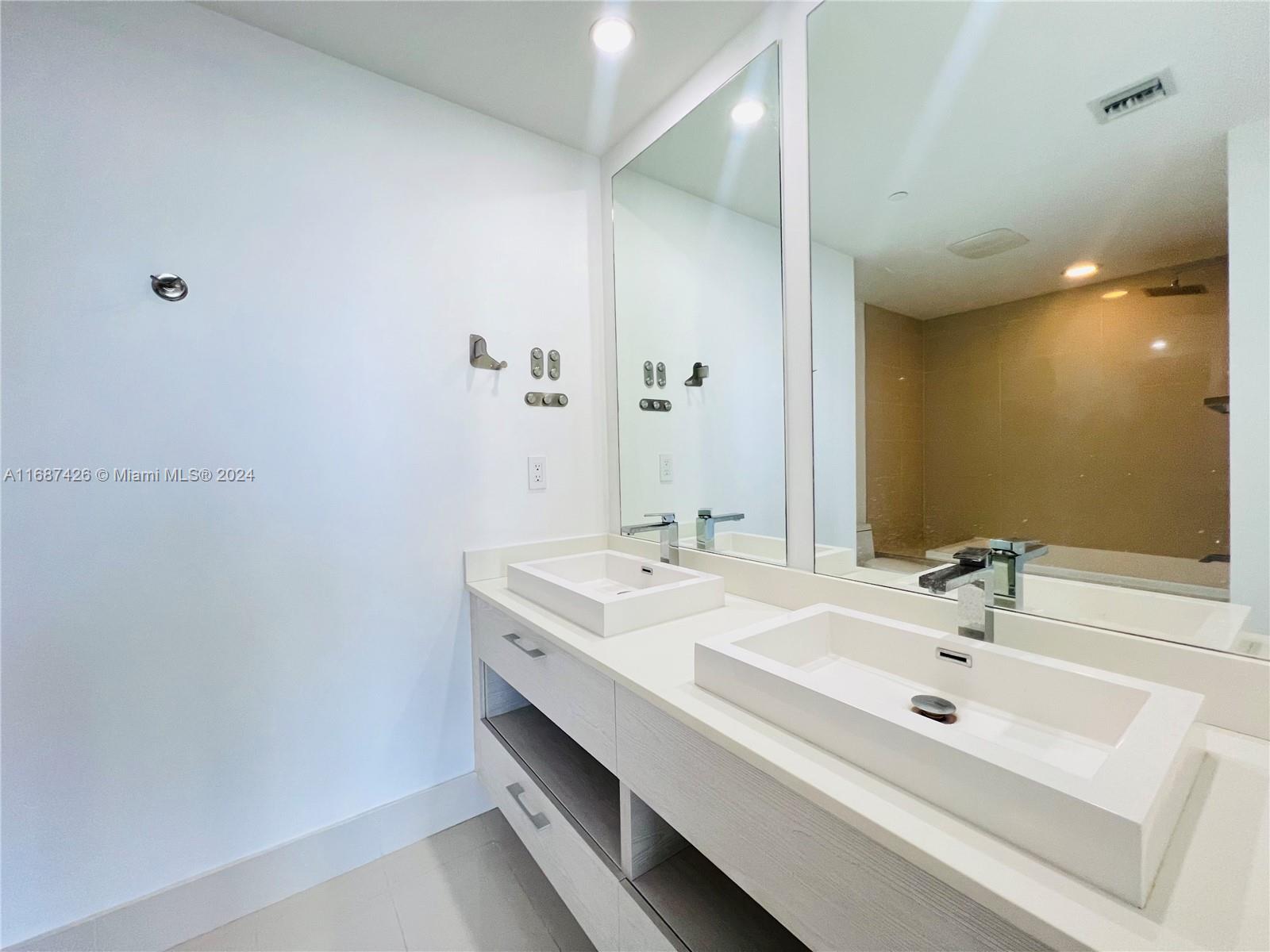 45 SW 9th St # 2609