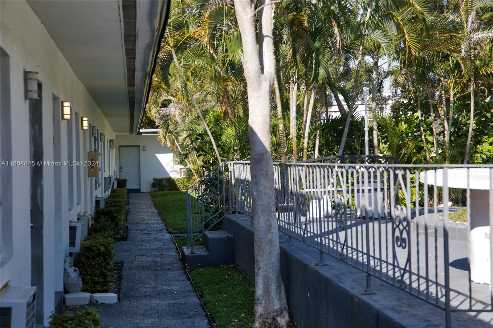 770 NE 123rd St # 18