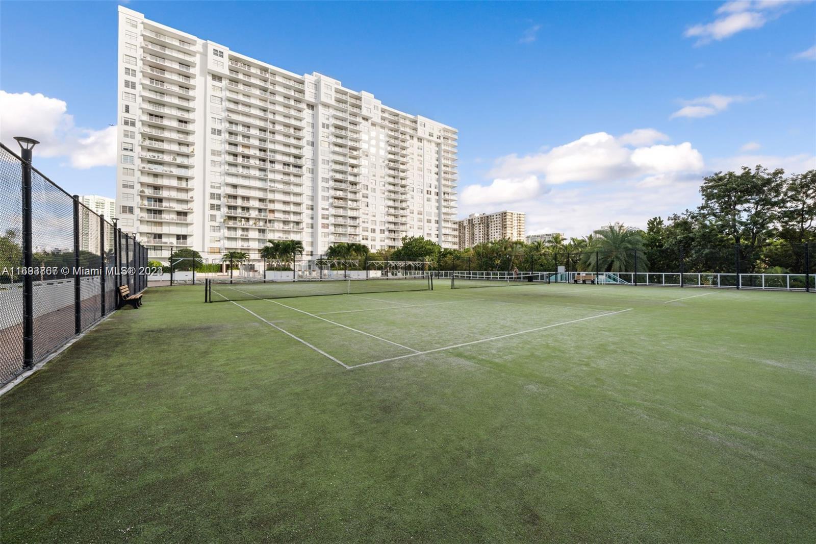 2801 NE 183rd St # 1903W