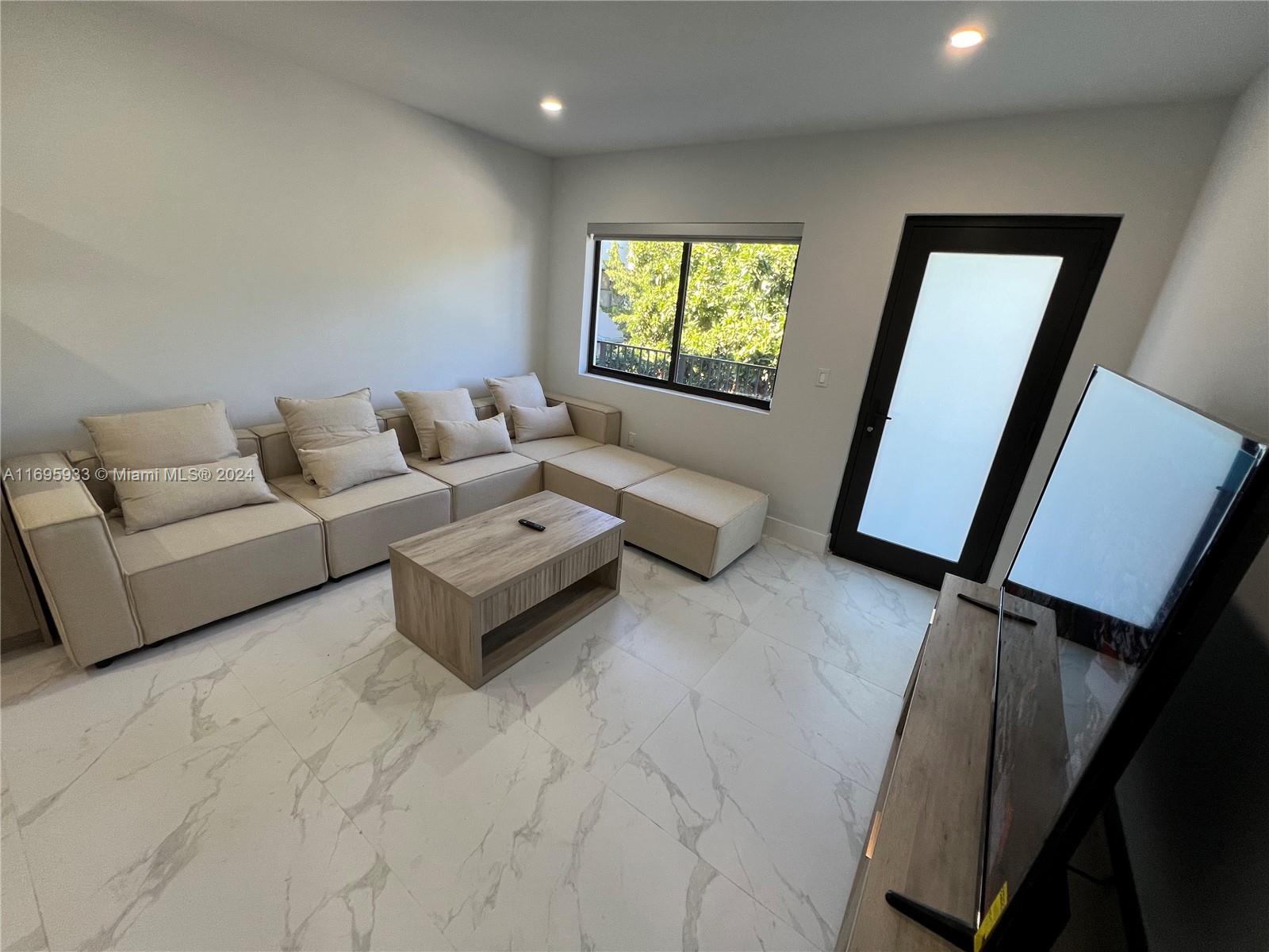 944 Jefferson Ave # 7