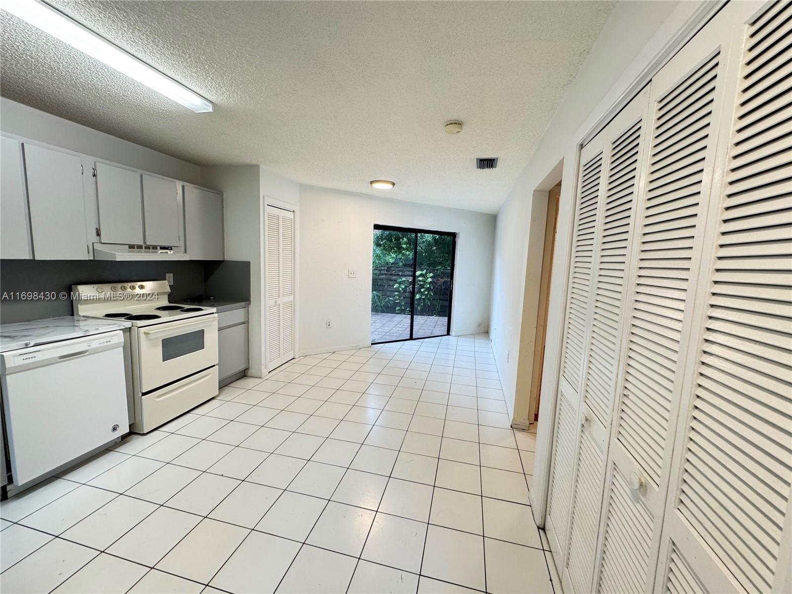 3046 Center St # 3046