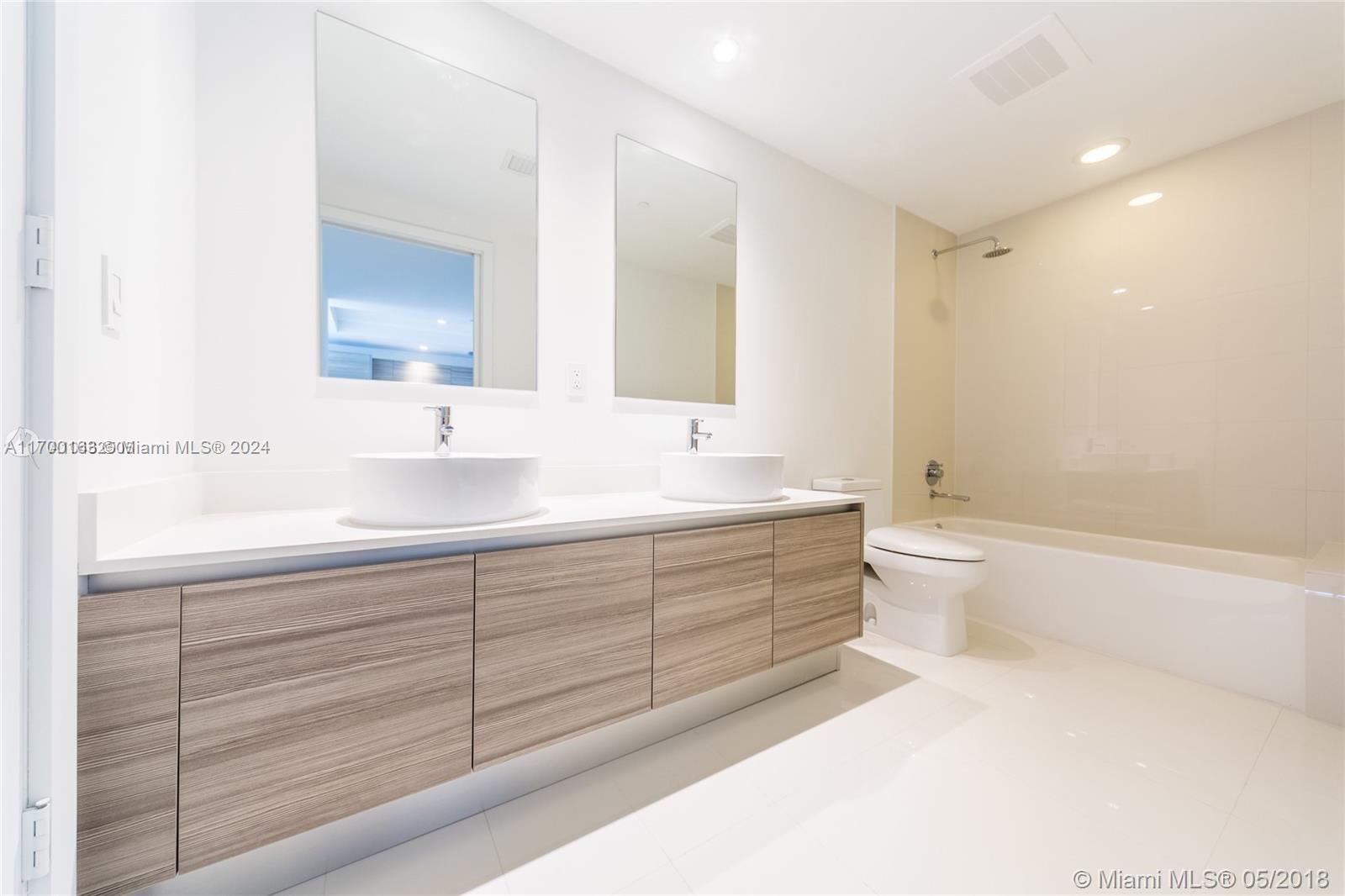 121 NE 34th St # 2703