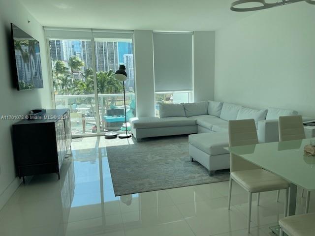 244 Biscayne Blvd # 907