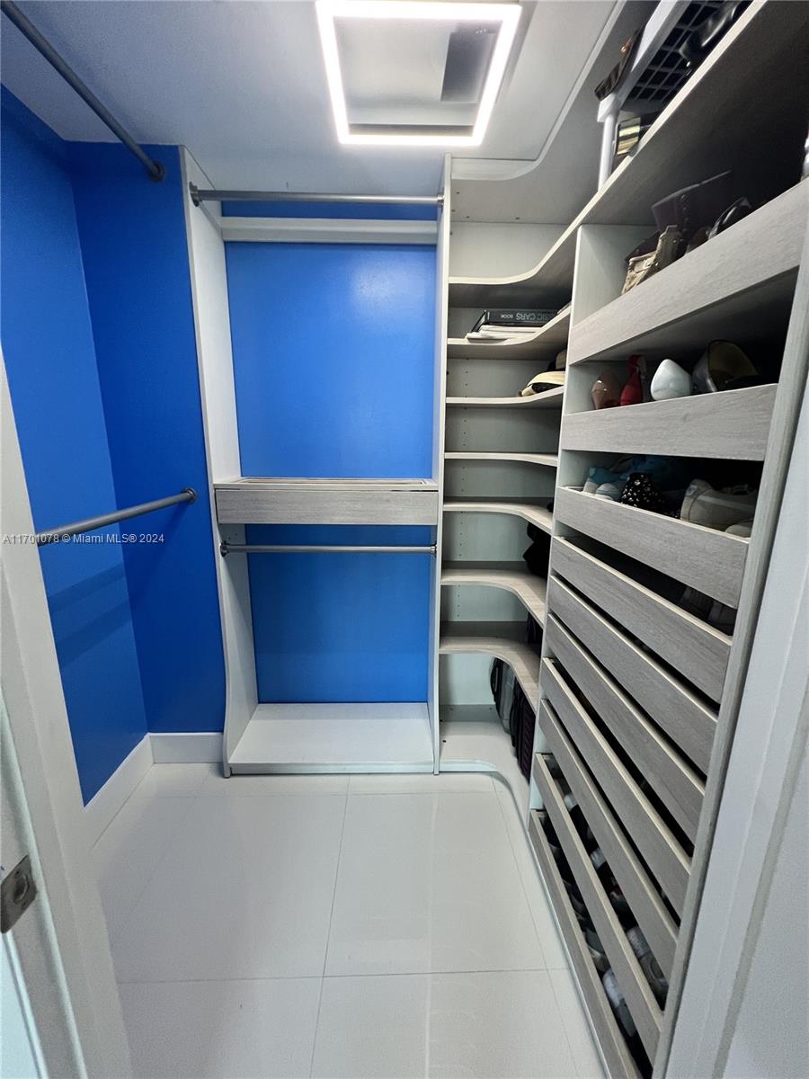 244 Biscayne Blvd # 907