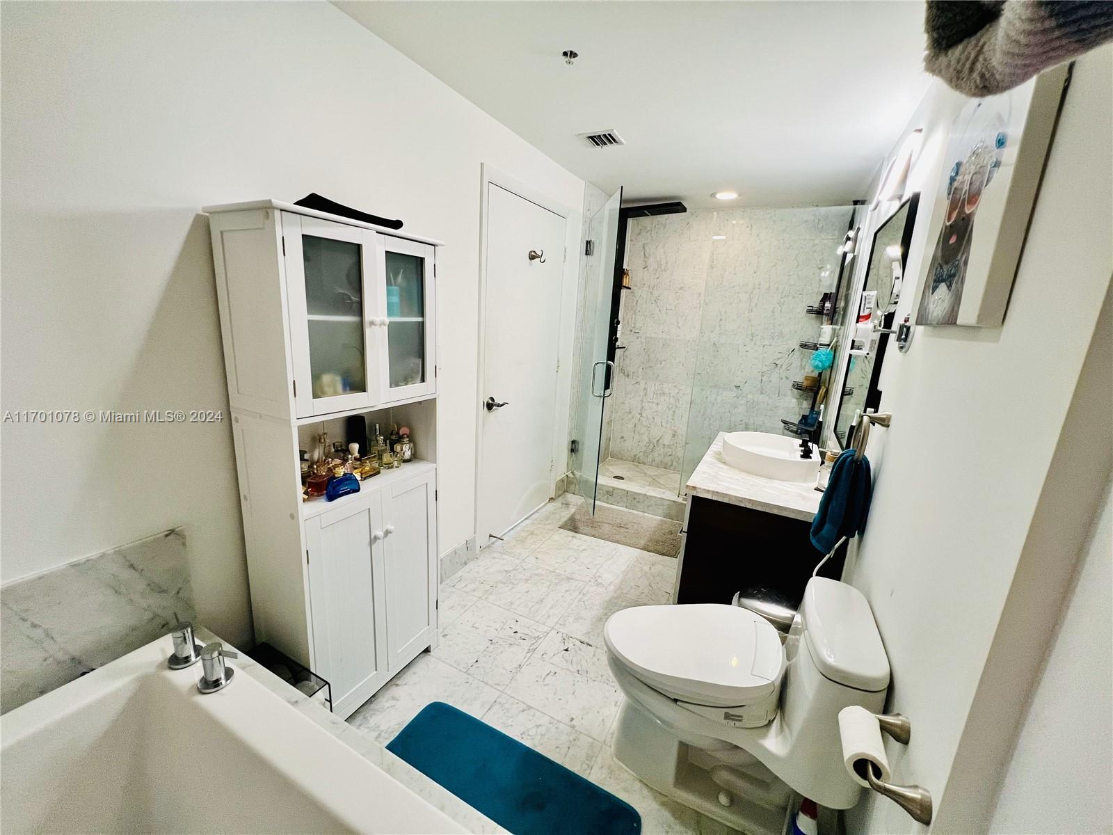 244 Biscayne Blvd # 907