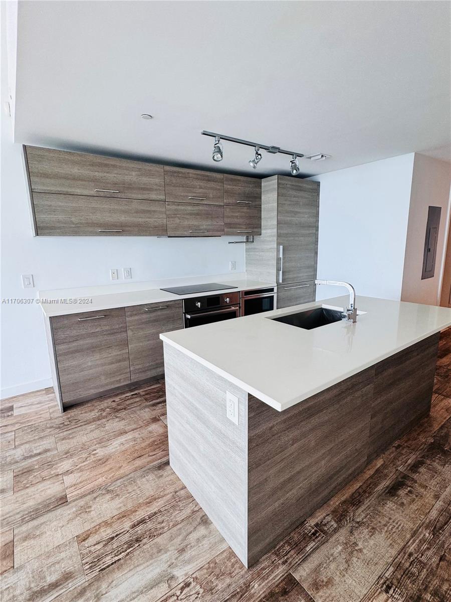 650 NE 32nd St # 4906