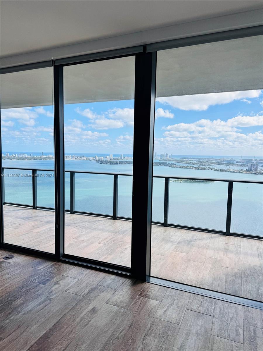 650 NE 32nd St # 4906