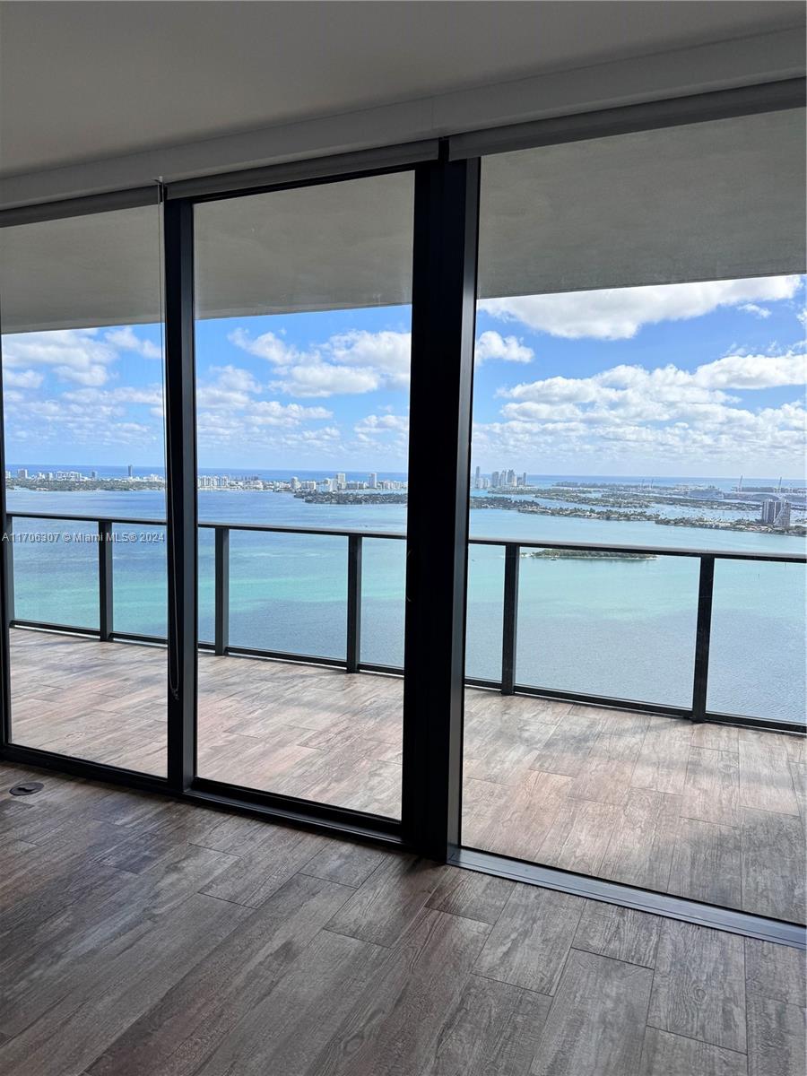 650 NE 32nd St # 4906