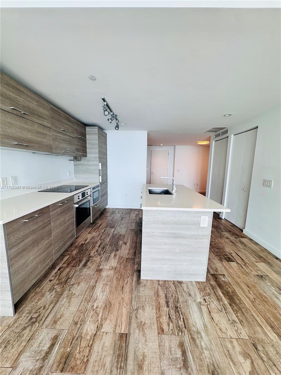 650 NE 32nd St # 4906