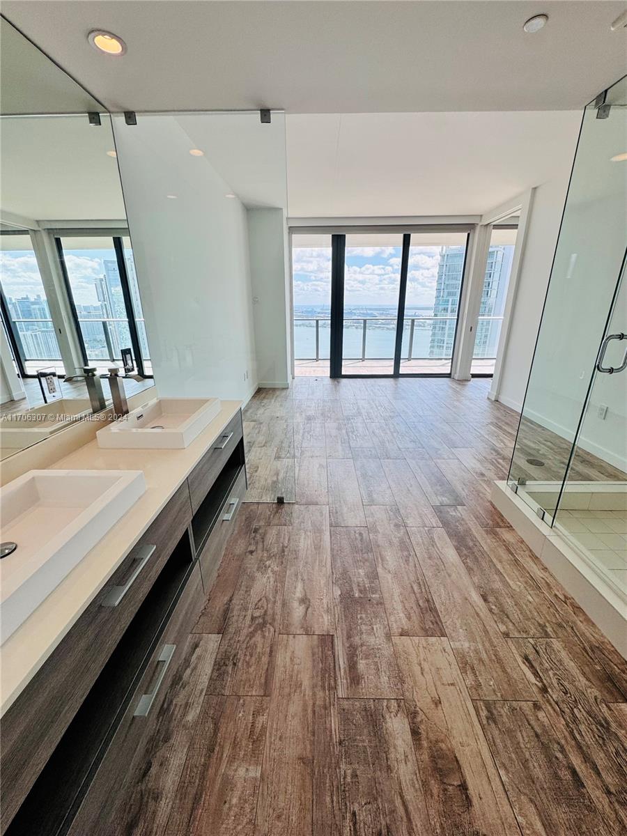 650 NE 32nd St # 4906