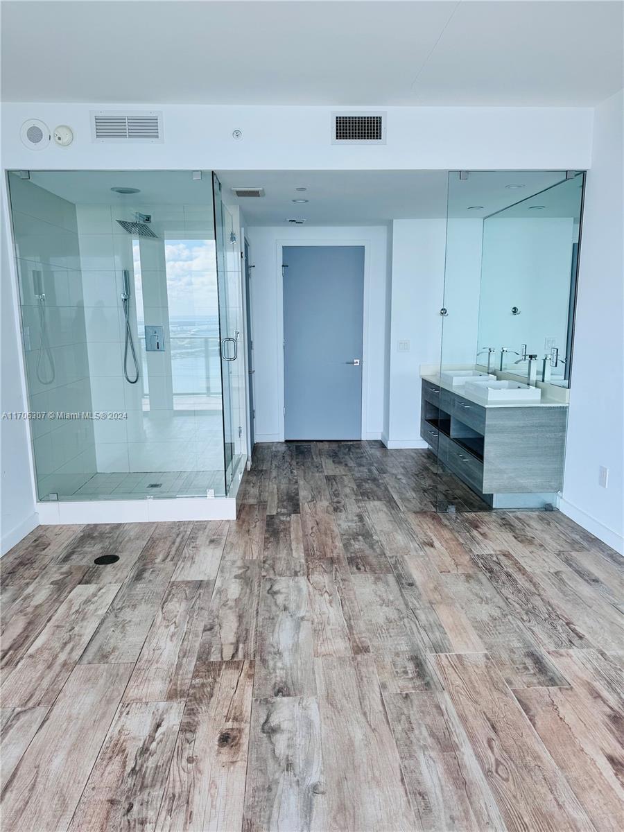 650 NE 32nd St # 4906