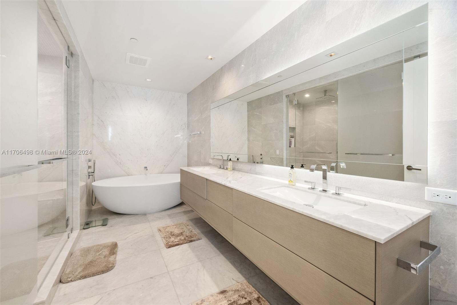 18501 Collins Ave # 601
