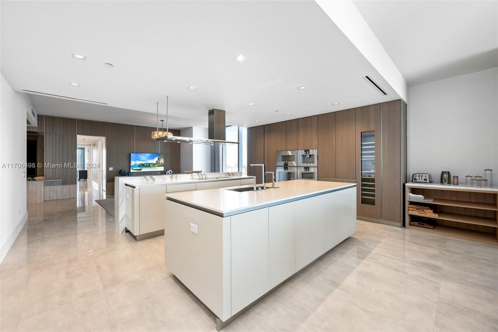 18501 Collins Ave # 601