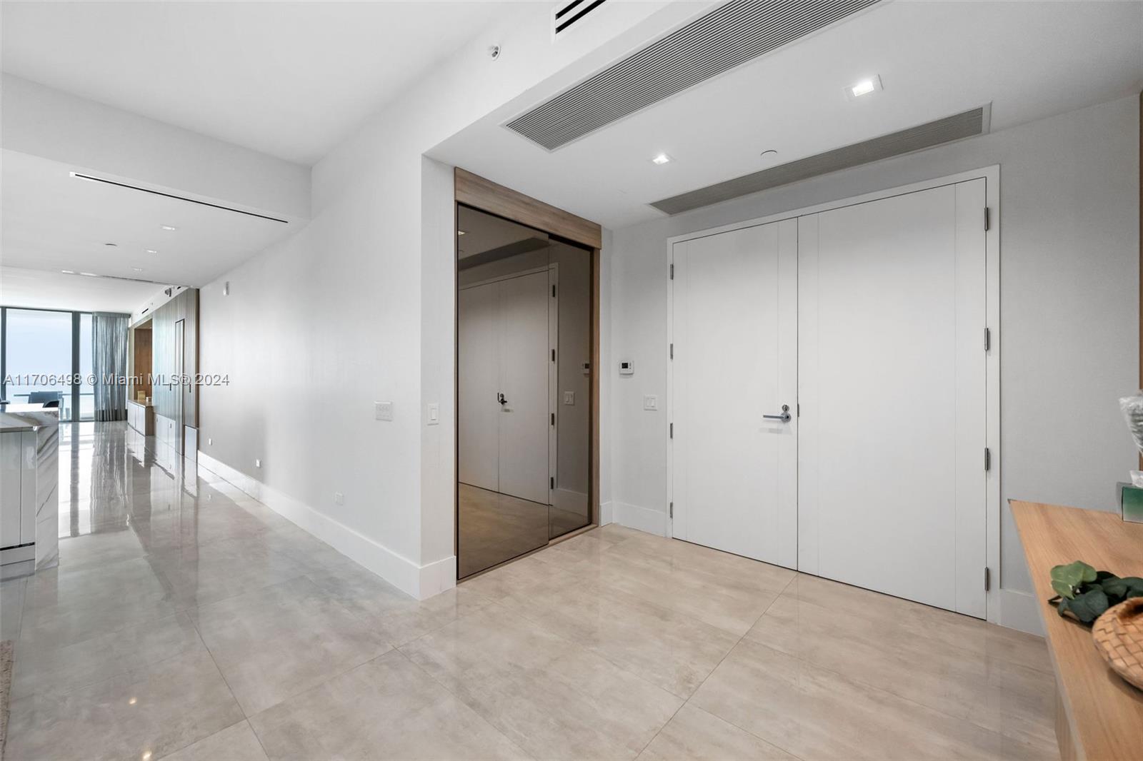 18501 Collins Ave # 601