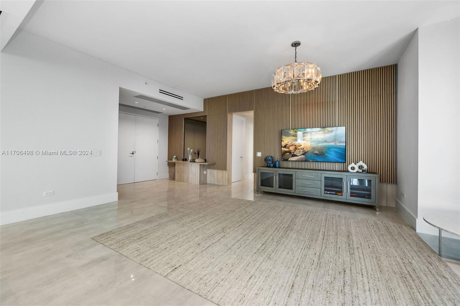 18501 Collins Ave # 601