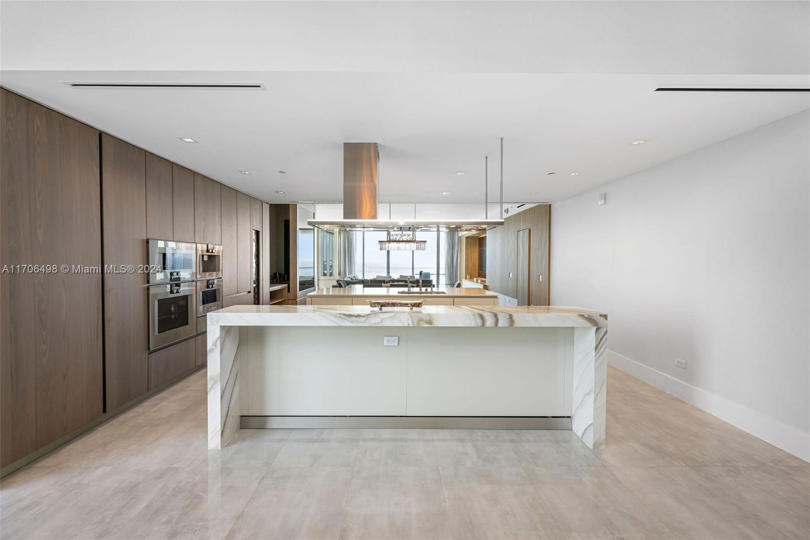 18501 Collins Ave # 601