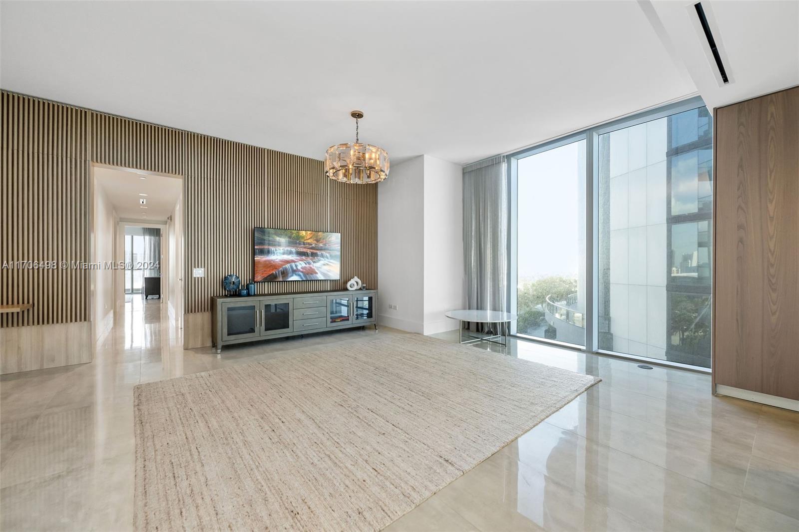 18501 Collins Ave # 601