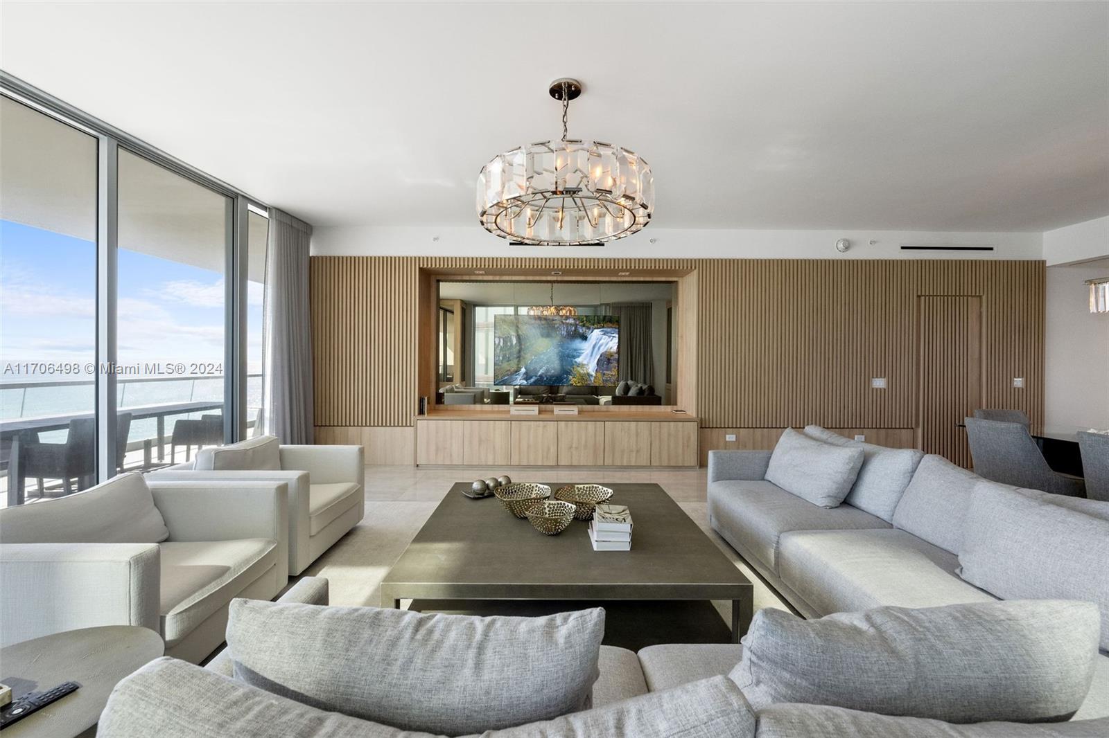 18501 Collins Ave # 601