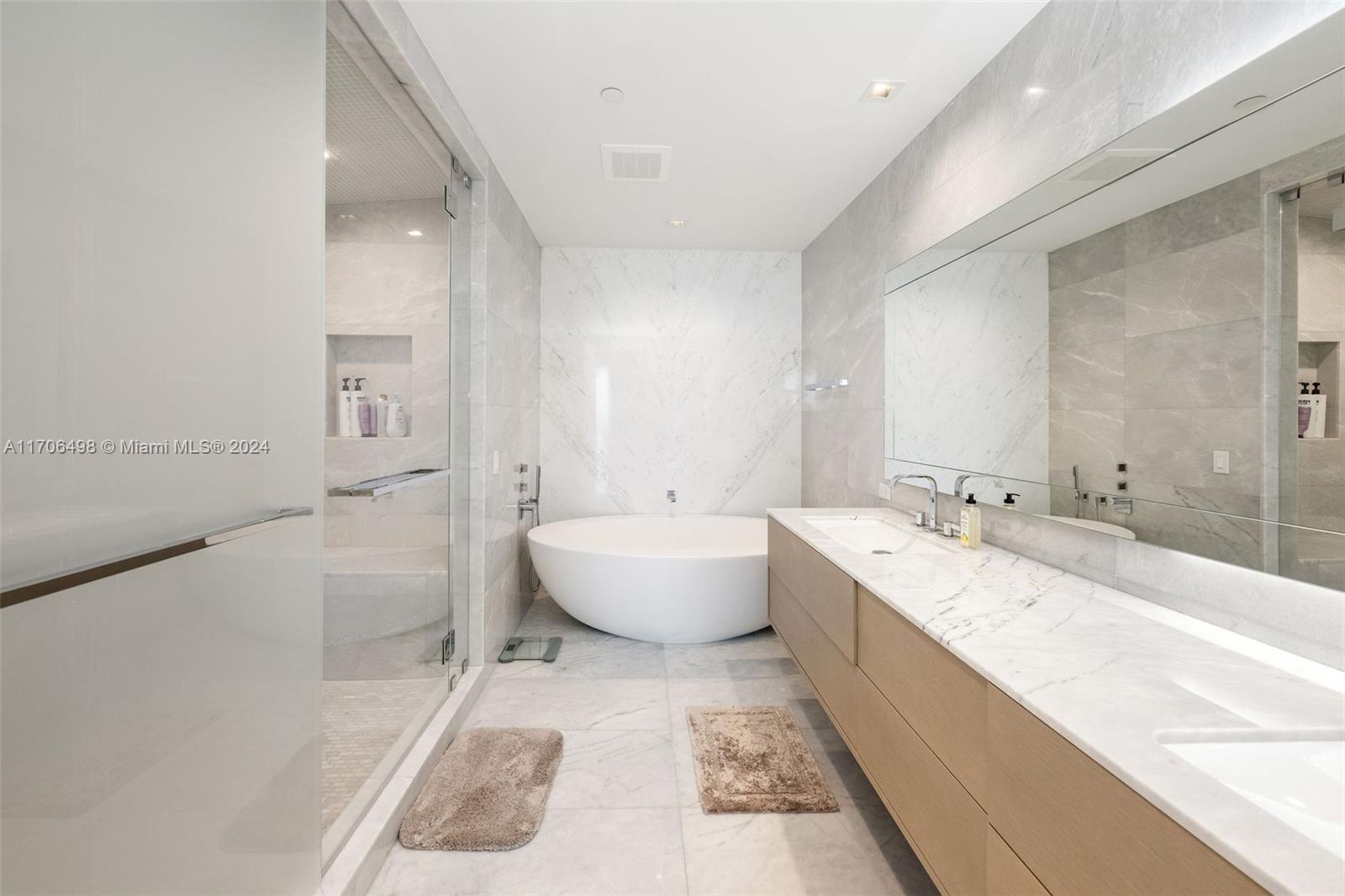 18501 Collins Ave # 601
